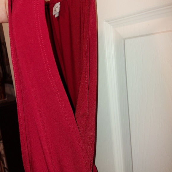 Sleeveless, strappy red dress - Picture 5 of 7